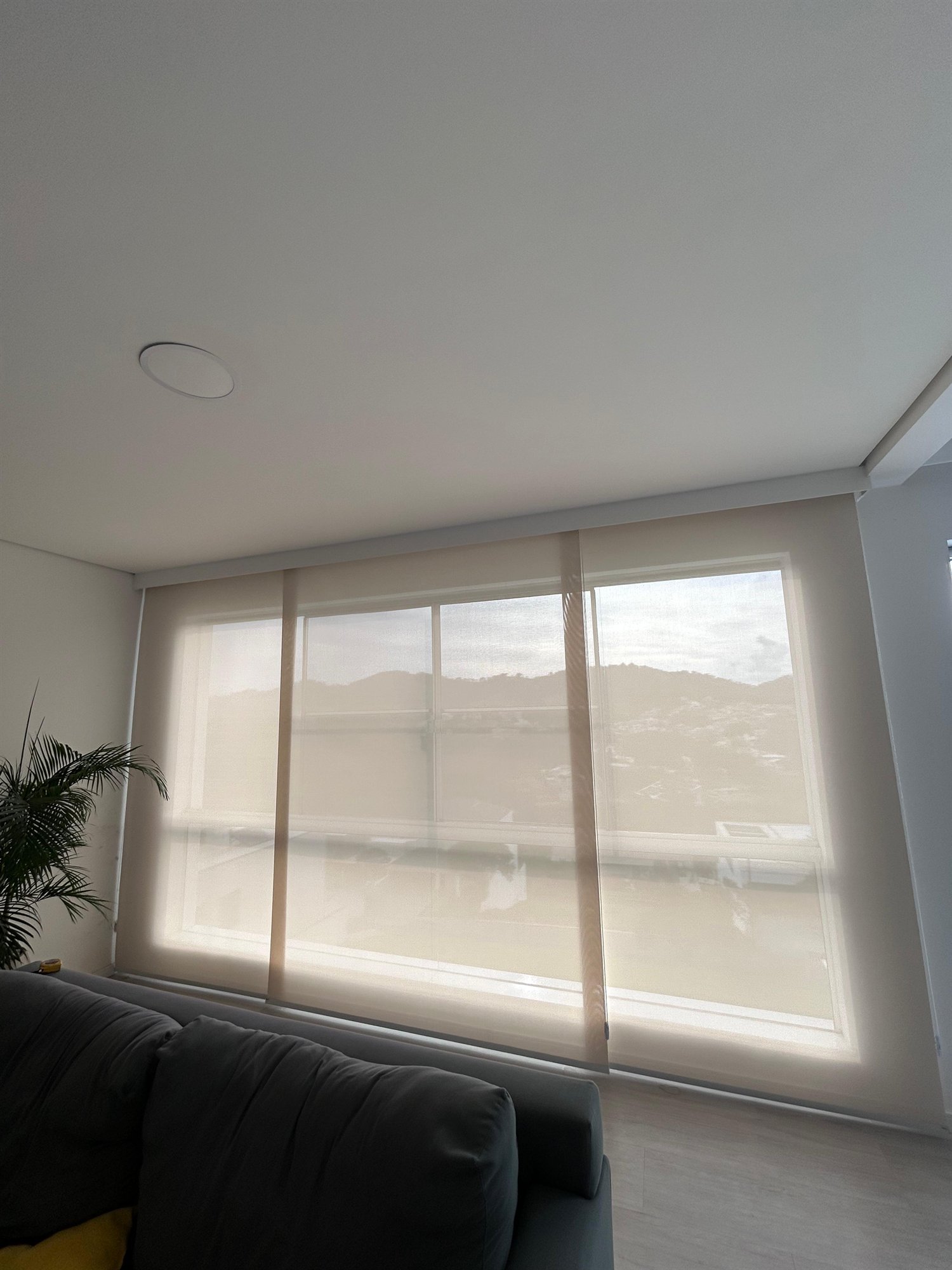 Ambiente com cortina instalada pela Essenza Decor